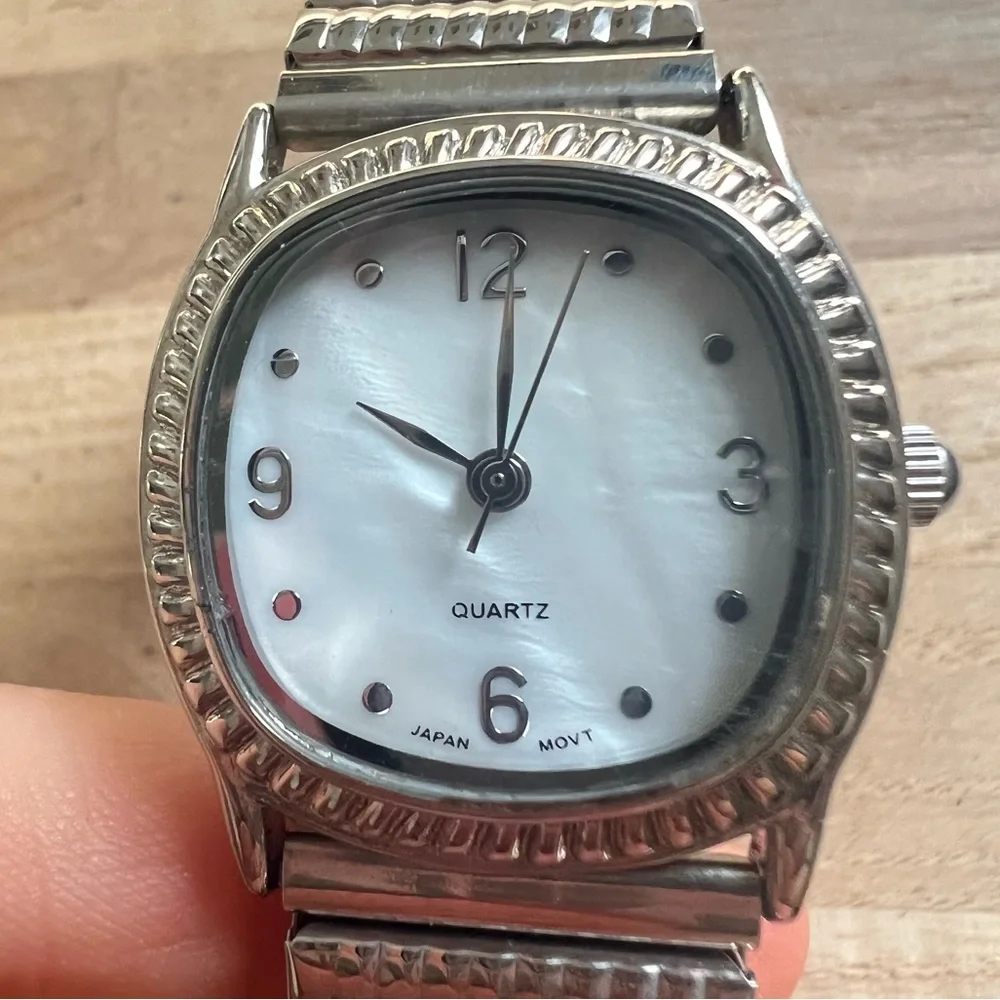 Ladies mother of pearl dial stainless steel bracelet watch NEW BATTERY